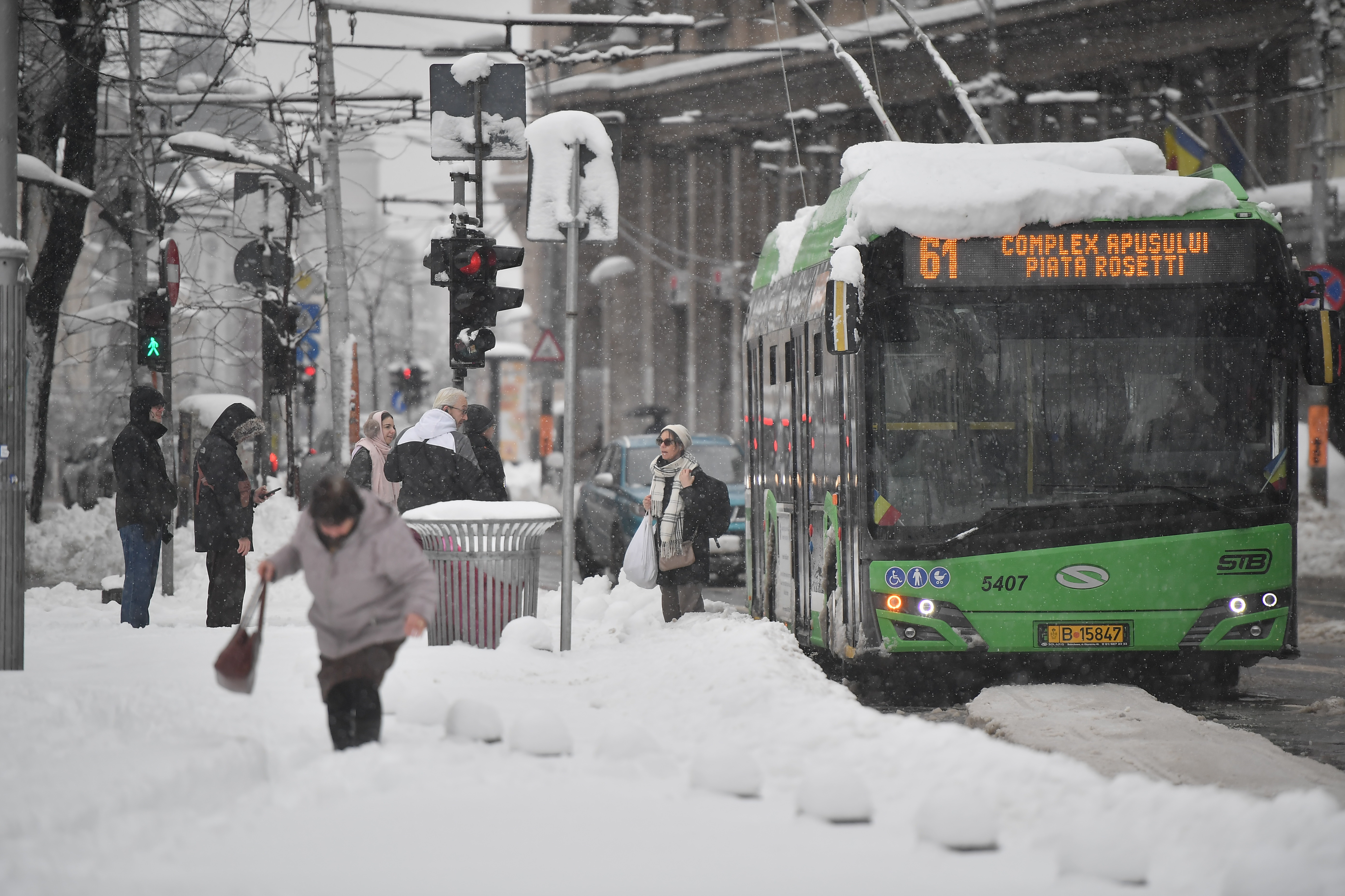 Bucureștiul, paralizat din cauza vremii. RO-Alert la 4 dimineața, haos &icirc;n trafic, tramvaie blocate de zăpadă
