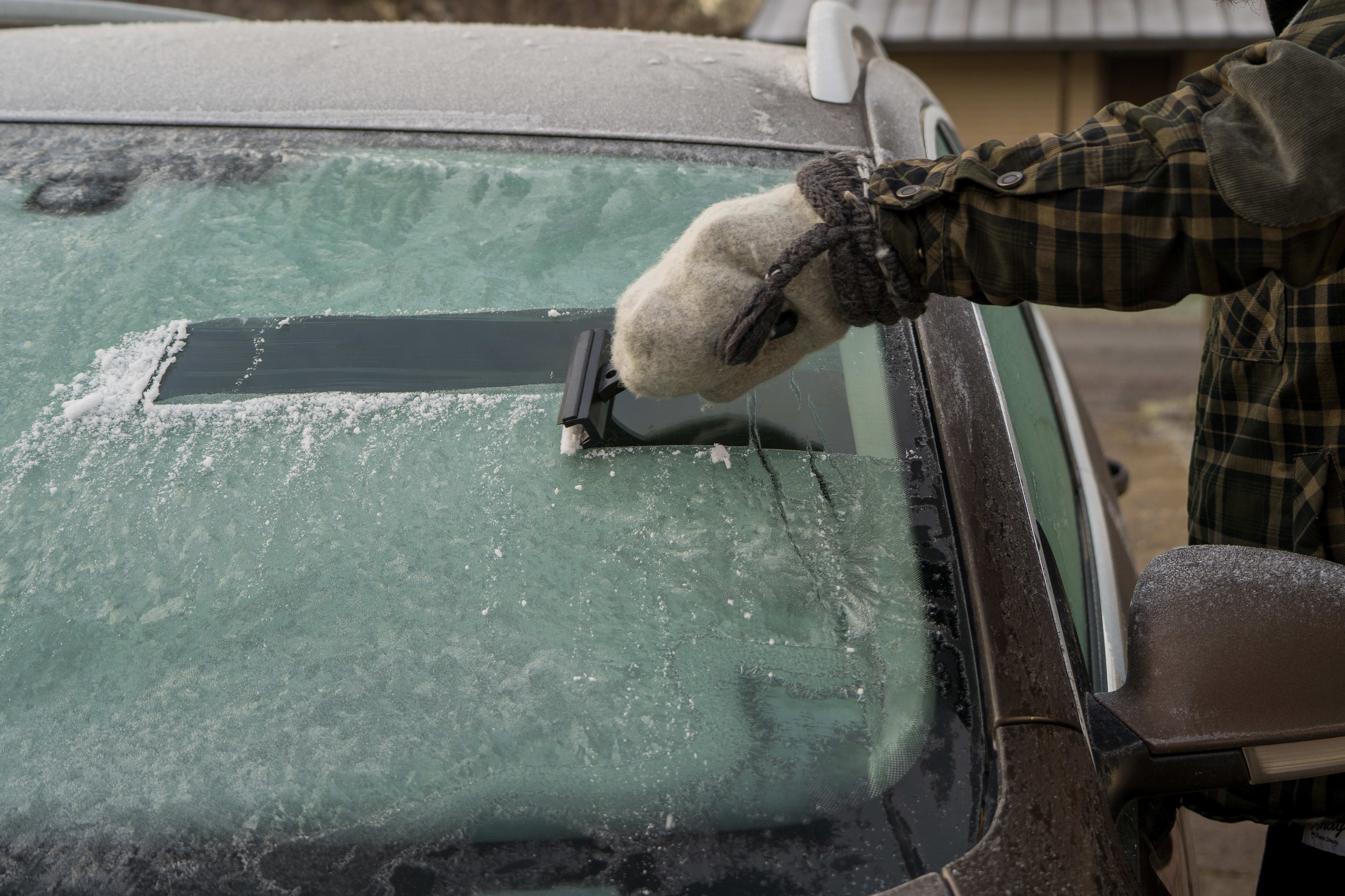 Cum să dezgheți corect parbrizul mașinii iarna. Metode rapide și sigure care te scapă de gheață
