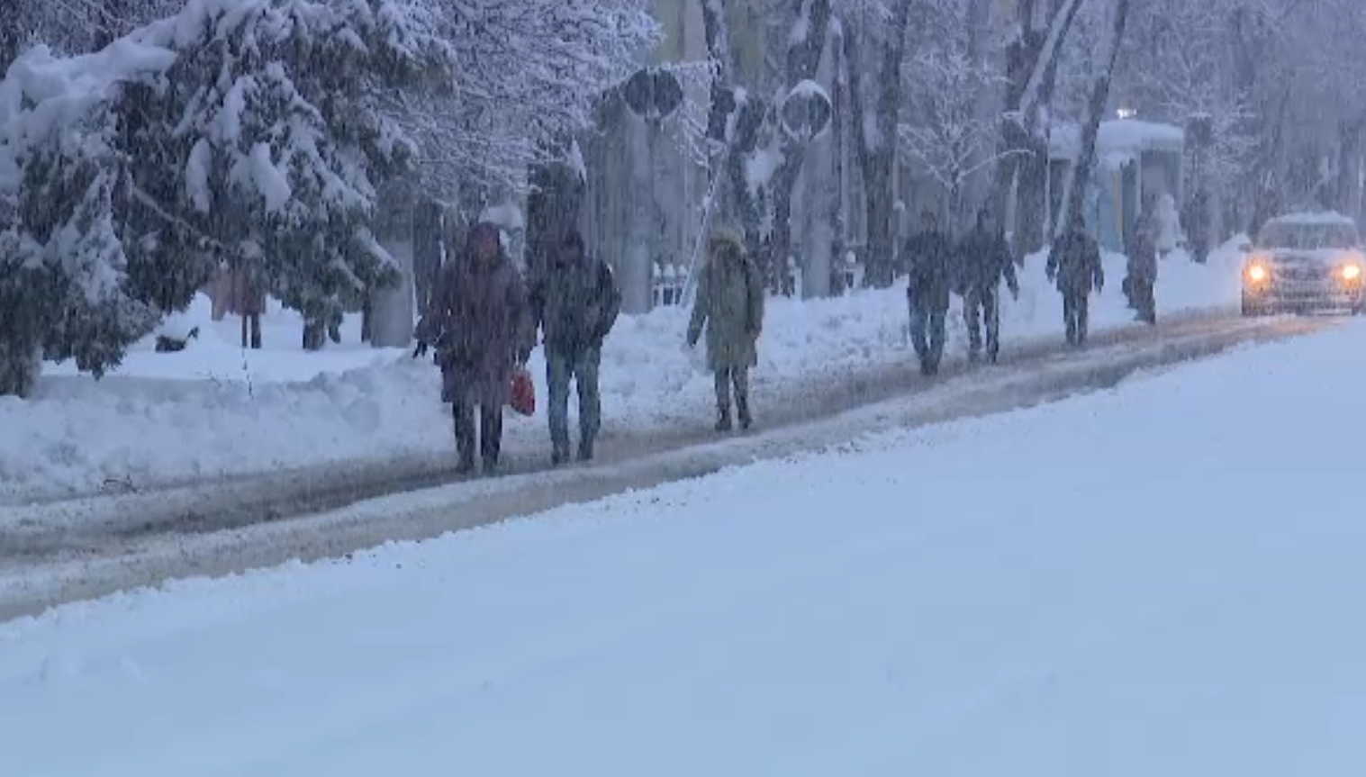 Capitala mersului pe jos. În plină ninsoare, bucureștenii cu treabă au pornit în şir indian, prin nămeţi