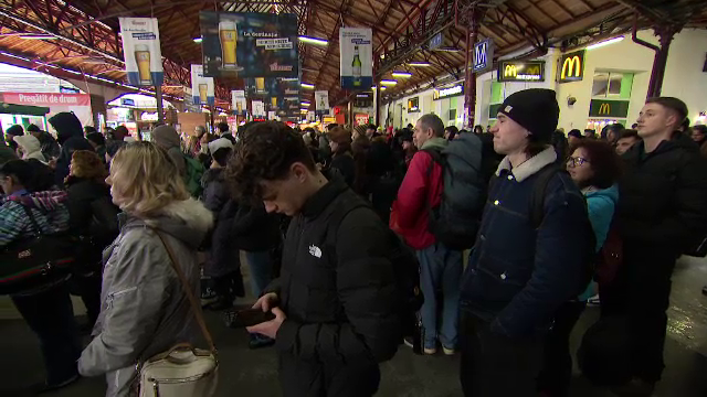 Rom&acirc;nii au &icirc;nghețat &icirc;n gări, fără să știe dacă le mai vin trenurile. Multe nici nu au mai plecat la drum
