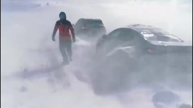 Ninsorile abundente continuă și miercuri noapte. Viscolul a făcut deja ravagii &icirc;n toată țara: &bdquo;E blocat tot&rdquo;