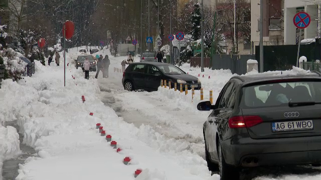 Cartiere &icirc;ntregi din jurul Bucureștiului au fost rupte de lume. Locuitorii au fost blocați din cauza zăpezilor