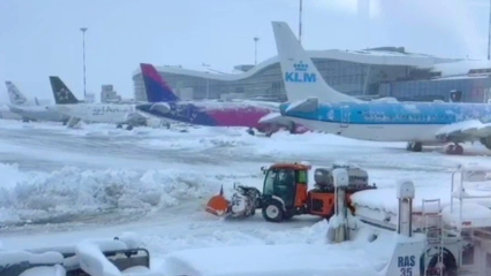 Record de zboruri anulate pe Otopeni &icirc;n urma celui mai sever episod din această iarnă. &bdquo;O zi unică &icirc;n ultimii 20 de ani&rdquo;