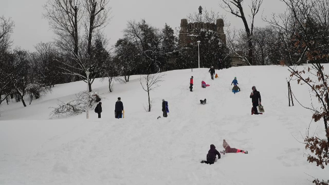 Capitala a redevenit un oraș al copilăriei după ninsorile abundente. Parcurile au fost pline de copii