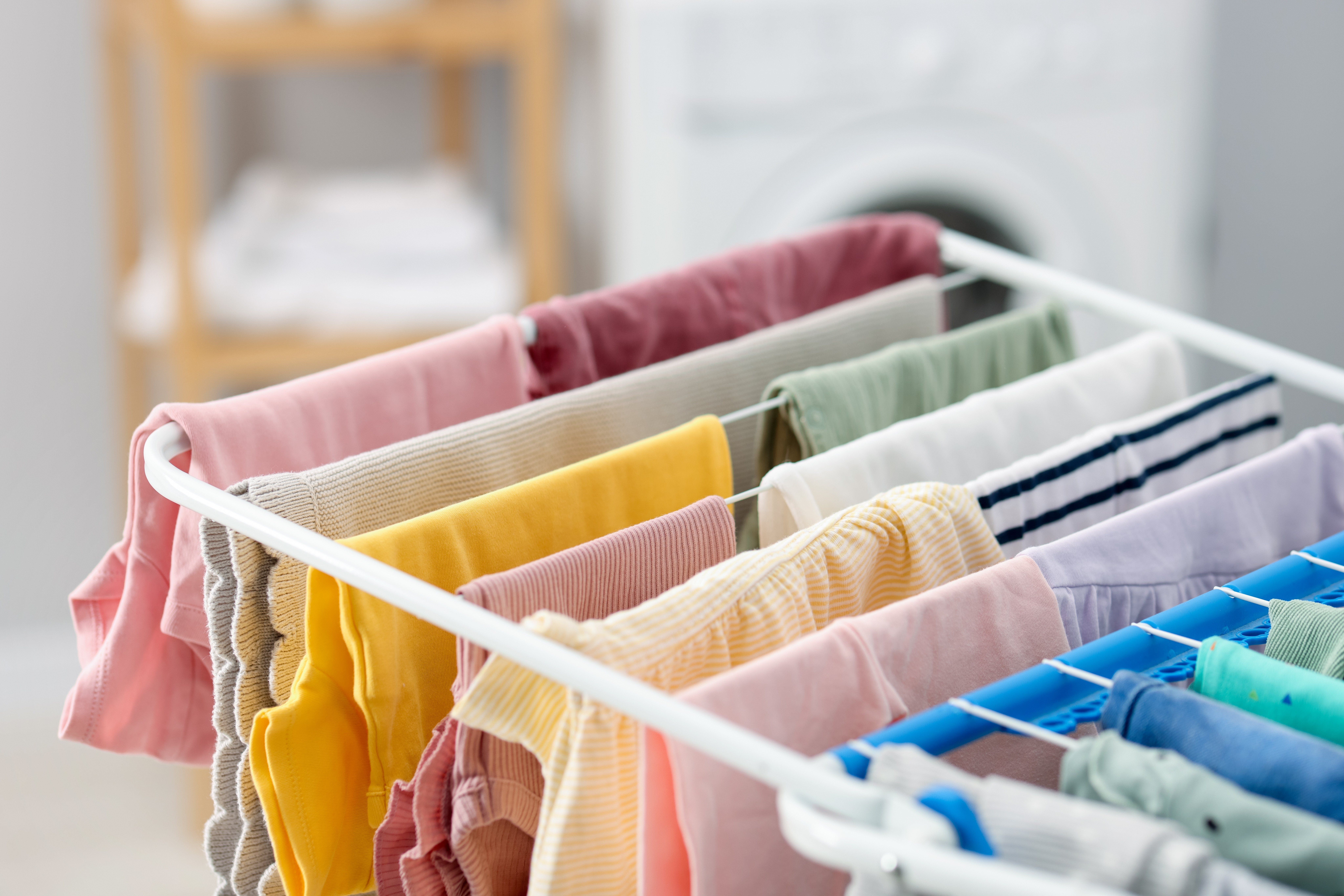 Unde să pui uscătorul de rufe &icirc;n casă pentru o uscare mai rapidă. Metode prin care să scapi de mirosul de igrasie din haine