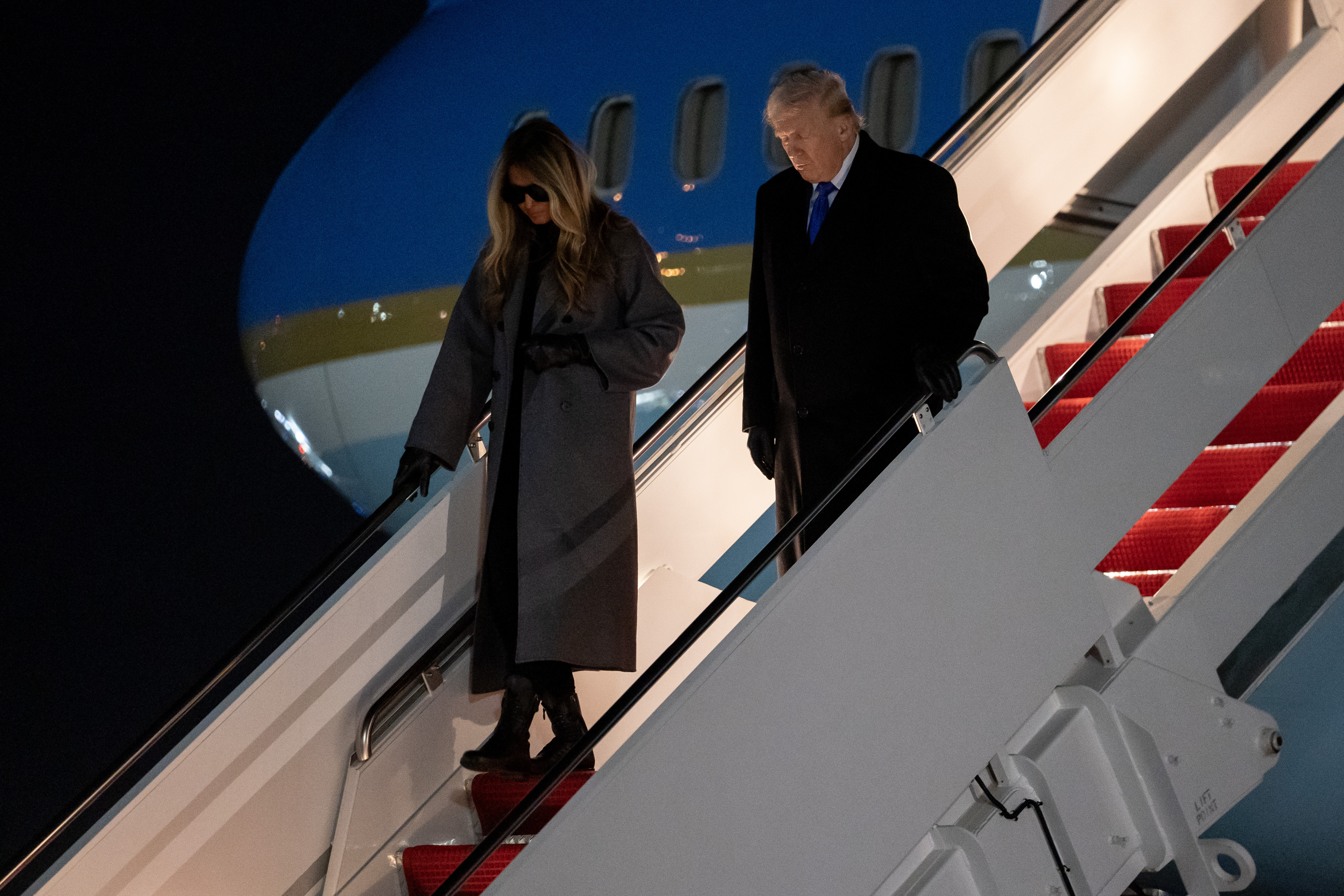 Melania Trump, criticată pentru ținuta purtată la cobor&acirc;rea din Air Force One. &bdquo;Arată ridicol&rdquo;. FOTO