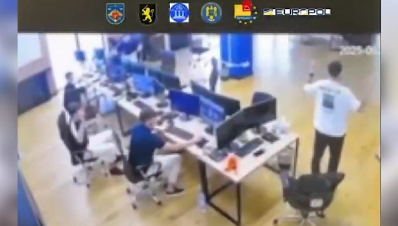 „Brokerii” moldoveni ridicați de poliție după ce au golit conturile multor români. Cum rulau banii furați