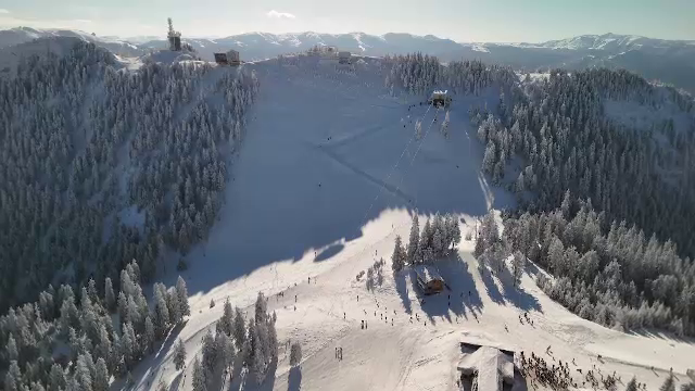 Sezonul de schi e &icirc;n plină desfășurare. Sinaia, sub avertisment de avalanșă. P&acirc;rtiile &icirc;ntre cota 1400 și 2000, &icirc;nchise