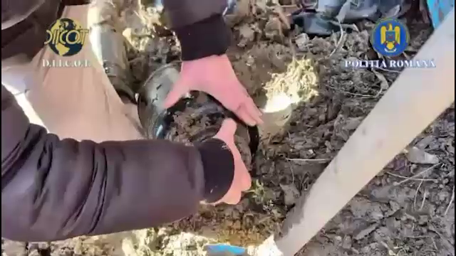 Droguri &icirc;ngropate &icirc;n păm&acirc;nt, &icirc;n Argeș. Cum au fost descoperite de polițiști