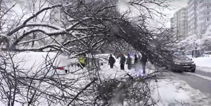 Răsturnare de situație &icirc;n cazul tinerei care s-ar fi electrocutat pe un bulevard din Capitală. Medicii au rămas surprinși