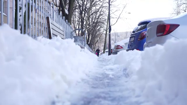 Cum arată Bucureștiul la o zi după ninsoarea istorică. Oamenii fac slalom printre bălți și mormanele de zăpadă