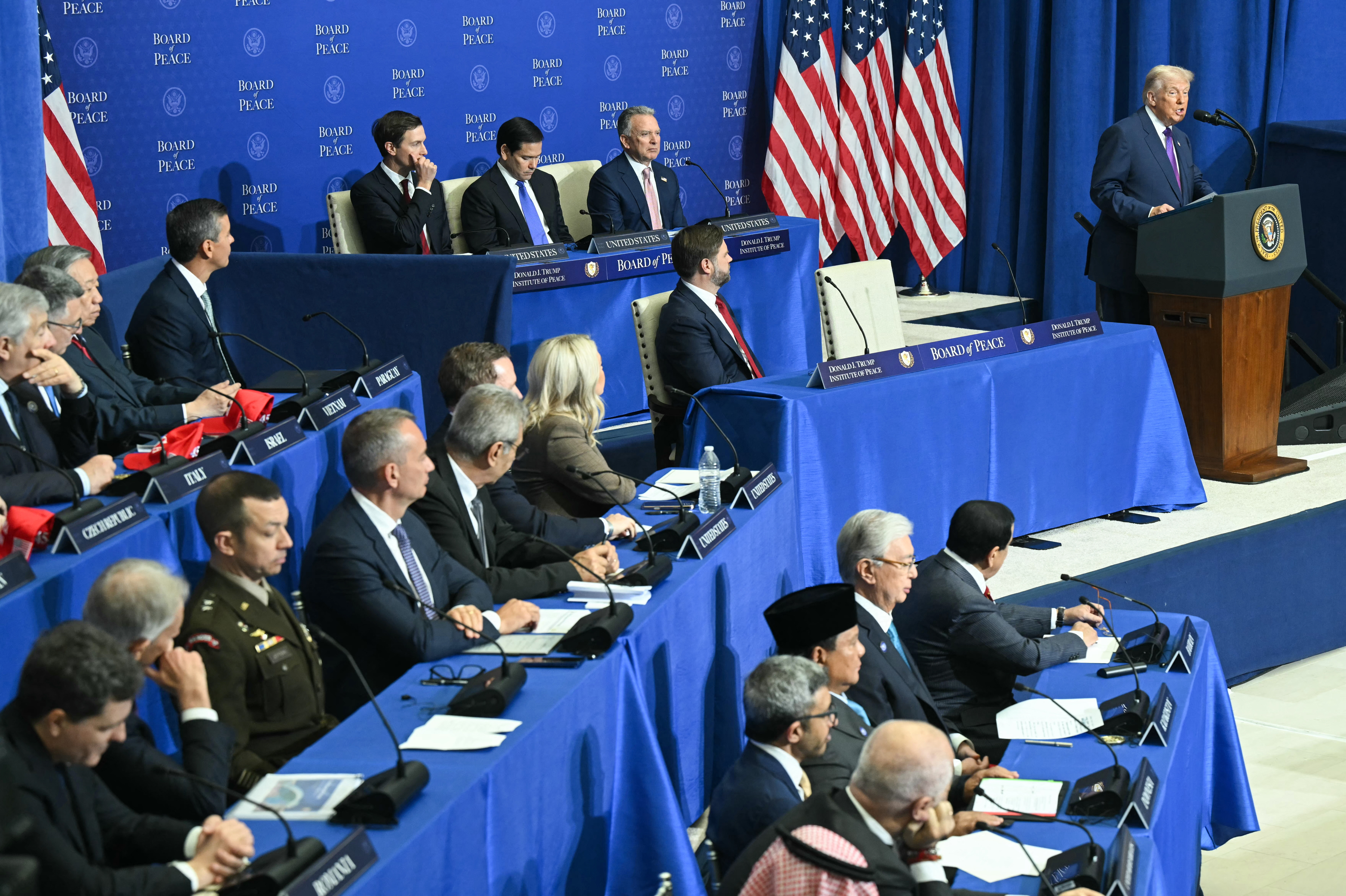 România nu poate deveni deocamdată membră a Consiliului pentru Pace creat de Donald Trump. Ce stă în calea aderării