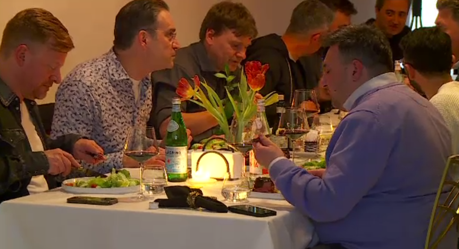 Obiceiurile alimentare nocive ale rom&acirc;nilor. Cina se ia tot mai t&acirc;rziu, iar canapeaua devine masă