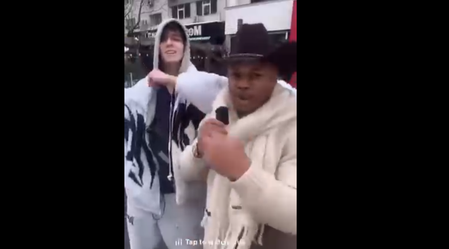 Fratele tânărului mort în garajul lui „Maru”, bătut în timpul unui live pe stradă în București. Agresorul, un vlogger celebru