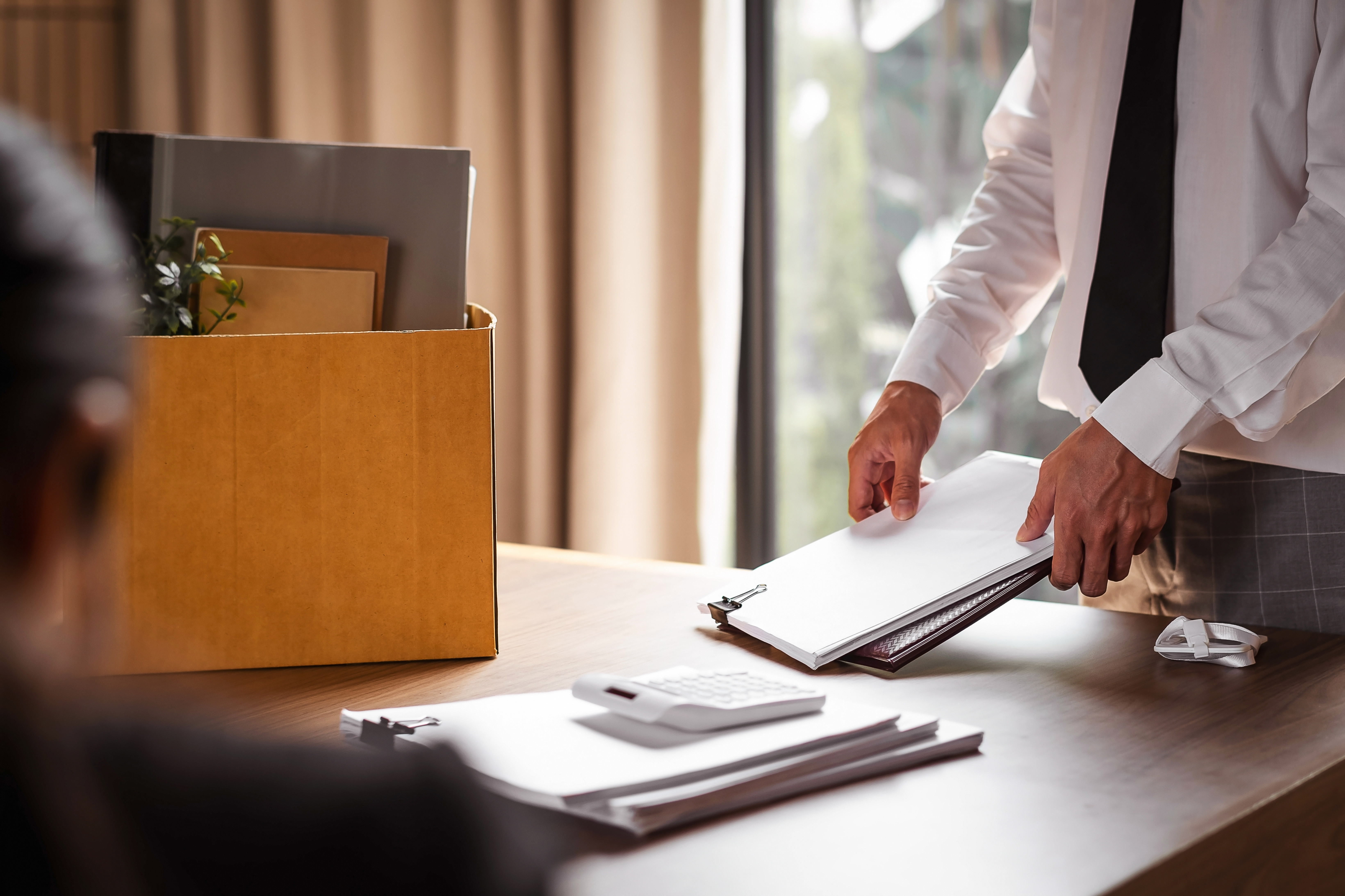 Un t&acirc;năr din Olanda a fost concediat pentru că a refuzat să dea m&acirc;na cu șeful. A primit 34.000 de euro despăgubiri