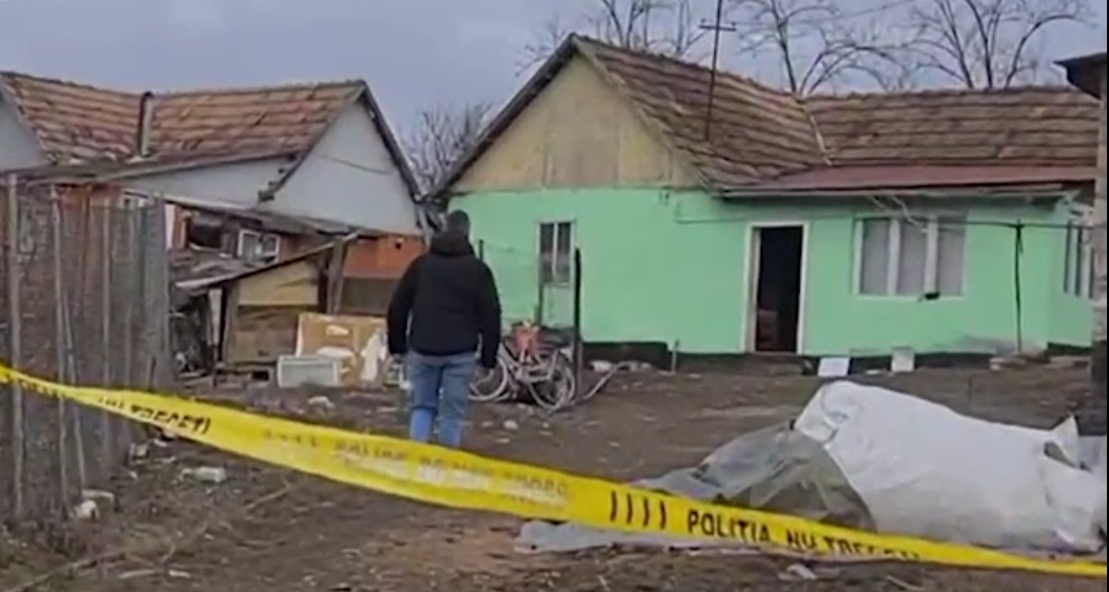 Un bărbat și-a tăiat mama cu drujba și apoi s-a sinucis. Scene îngrozitoare într-o gospodărie din Mureș