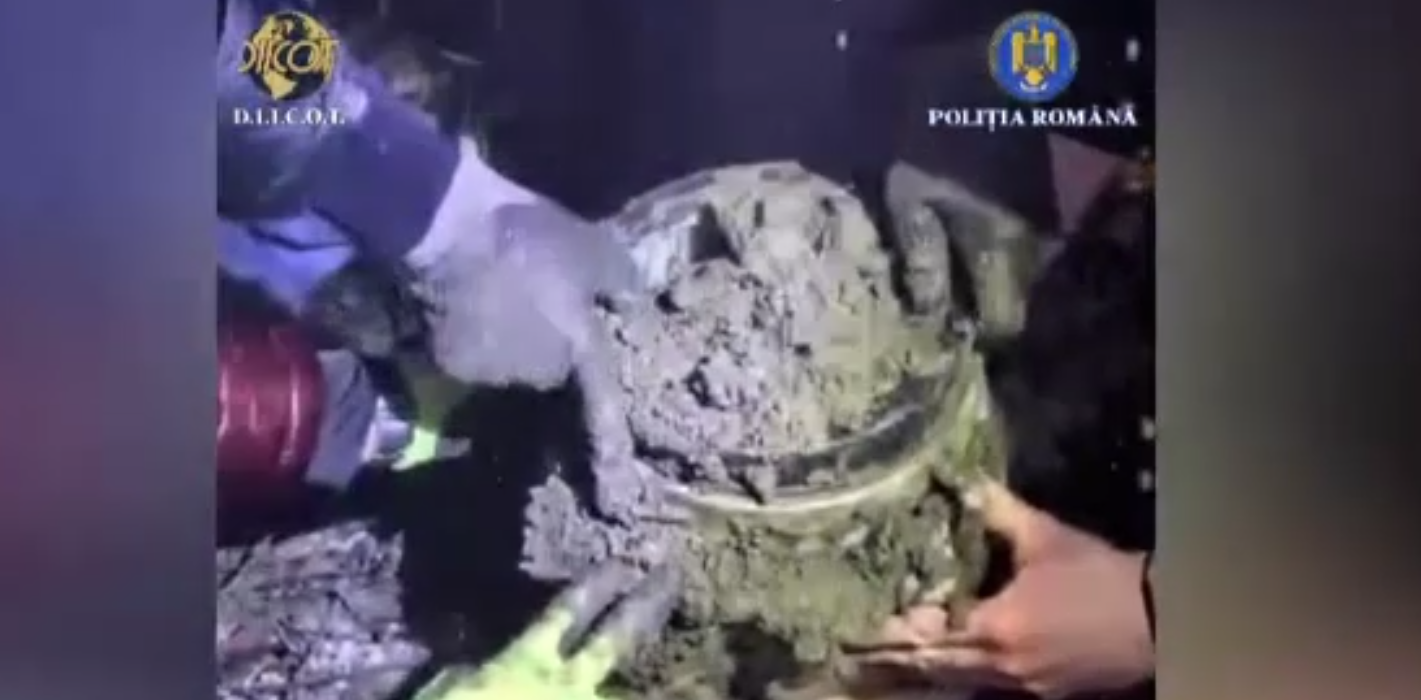 Cum au ajuns polițiștii la 10 kilograme de droguri, &icirc;ngropate &icirc;n păm&acirc;nt, sub zăpadă, &icirc;n locuința unui traficant din Argeș