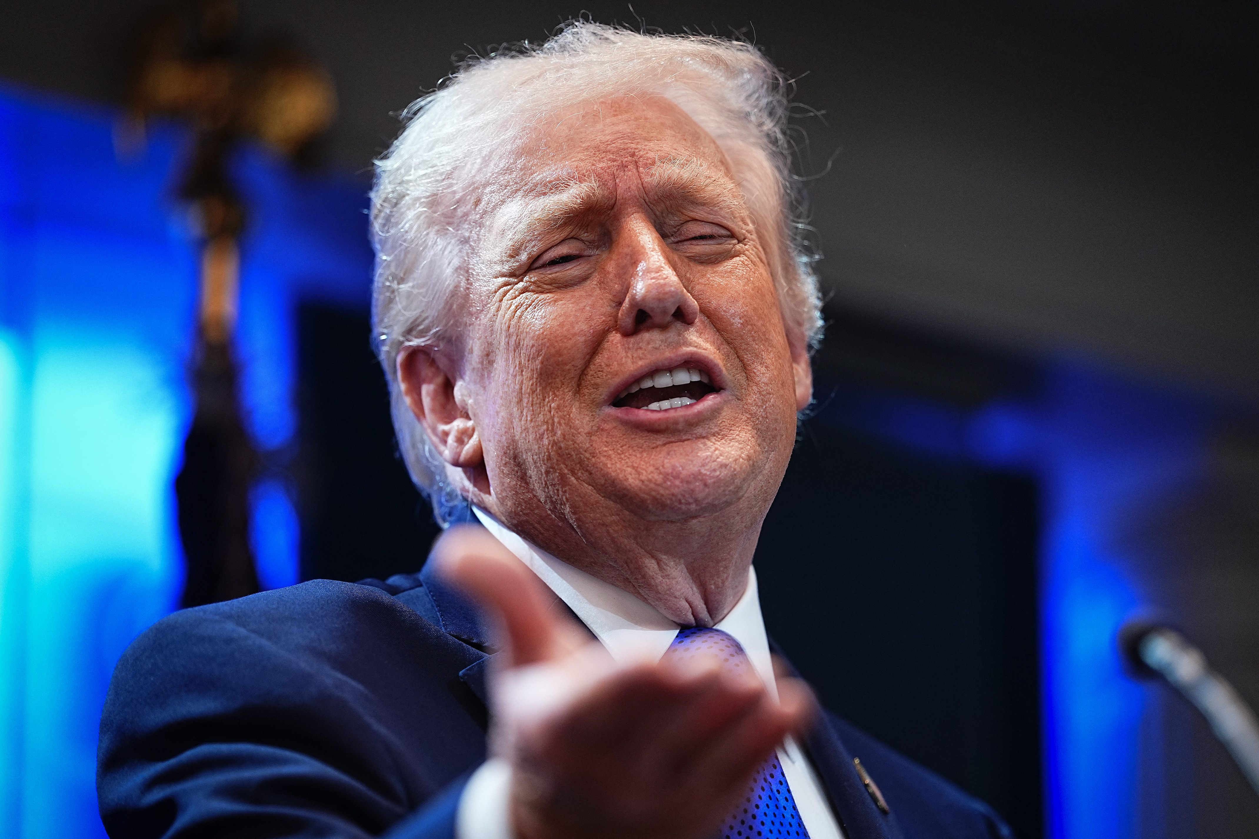 Trump, după lovitura primită de la Curtea Supremă: Taxele vamale „vor rămâne în vigoare”. A anunțat încă una, globală, de 10%