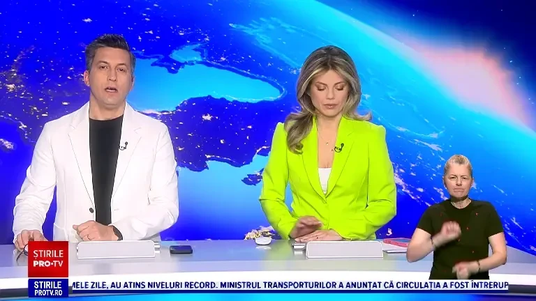 Momentul în care un acoperiș a fost smuls de pe un bloc din cauza vântului puternic, în Bistrița