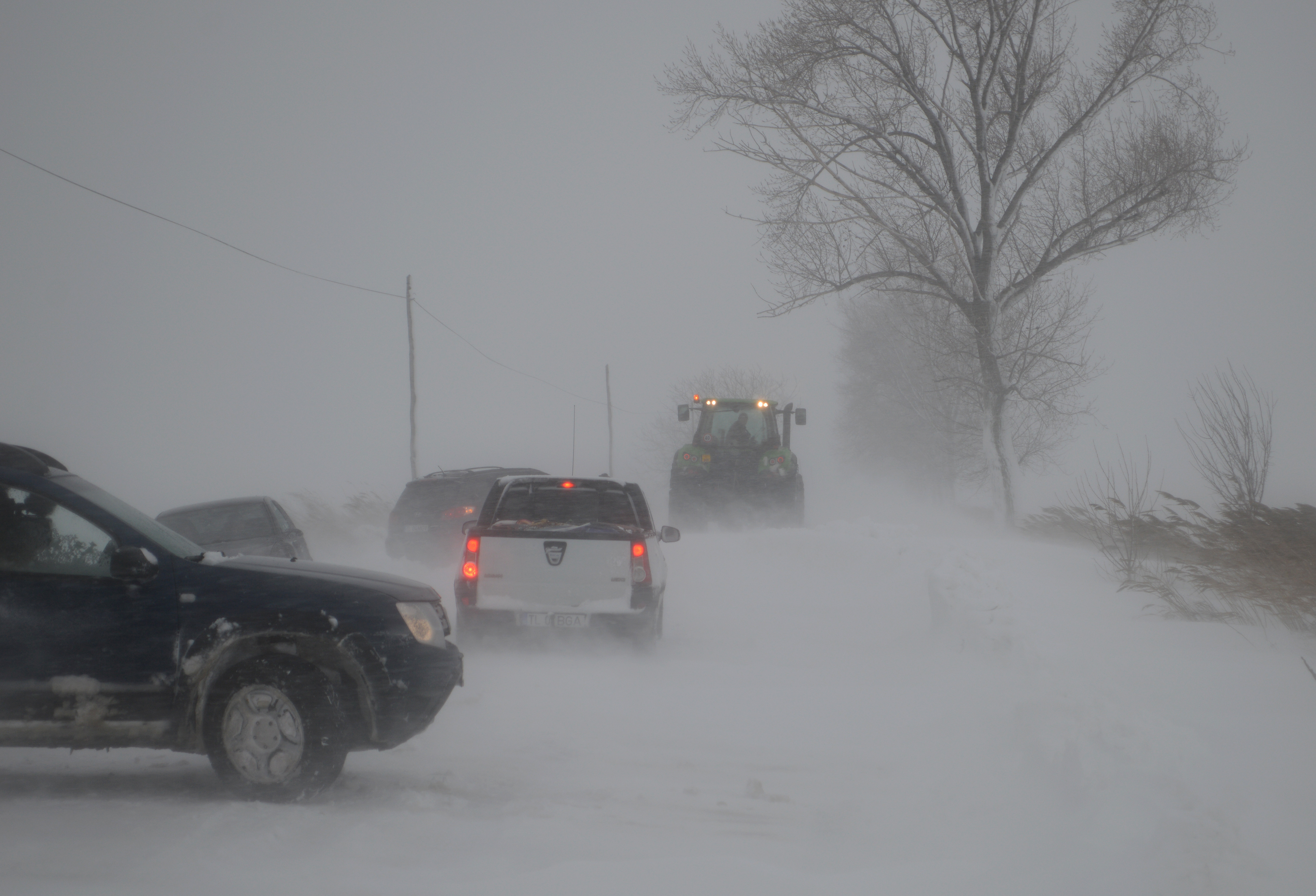 Drumurile blocate din cauza viscolului &icirc;n mai multe județe din țară. Zonele &icirc;n care au fost impuse restricții de circulație