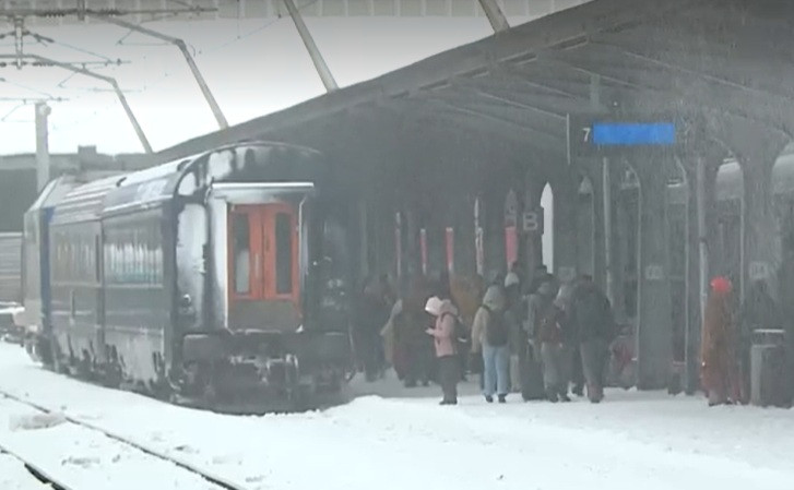 Trenurile de călători au întârzieri de sute de minute din cauza viscolului. Decalaj uriaș pe o rută importantă