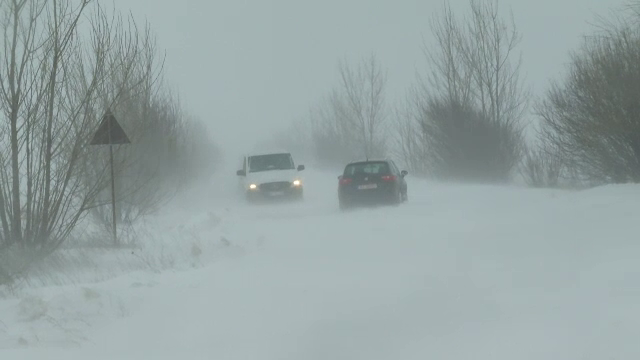 România, lovită din plin de ciclonul mediteranean. Viscolul a închis drumuri și blochat traficul în 16 județe și Capitală