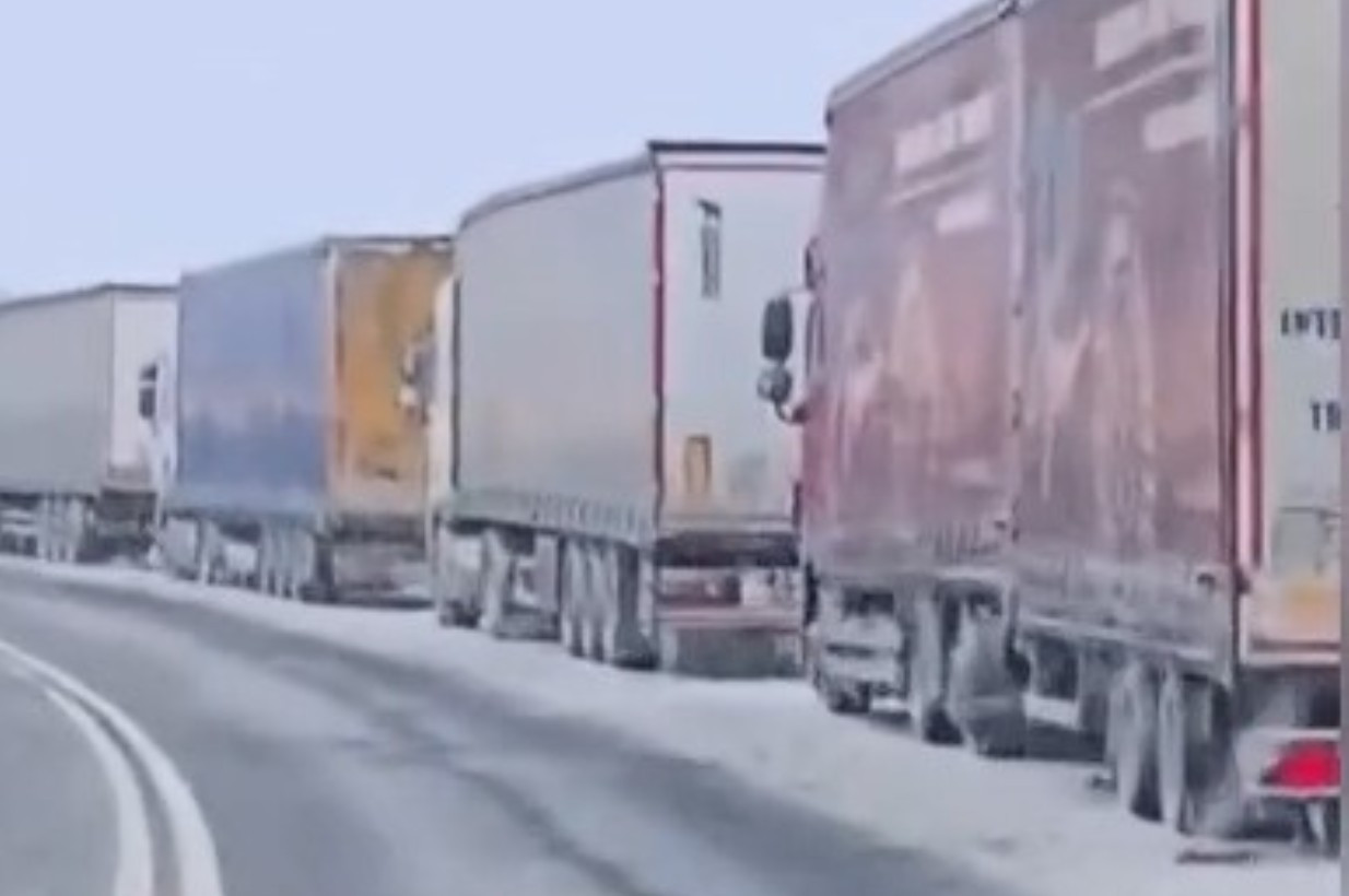 Blocaj de 14 km pe DN5 &icirc;nainte de Podul Prieteniei. Camioanele nu pot traversa din cauza lucrărilor din Bulgaria. VIDEO