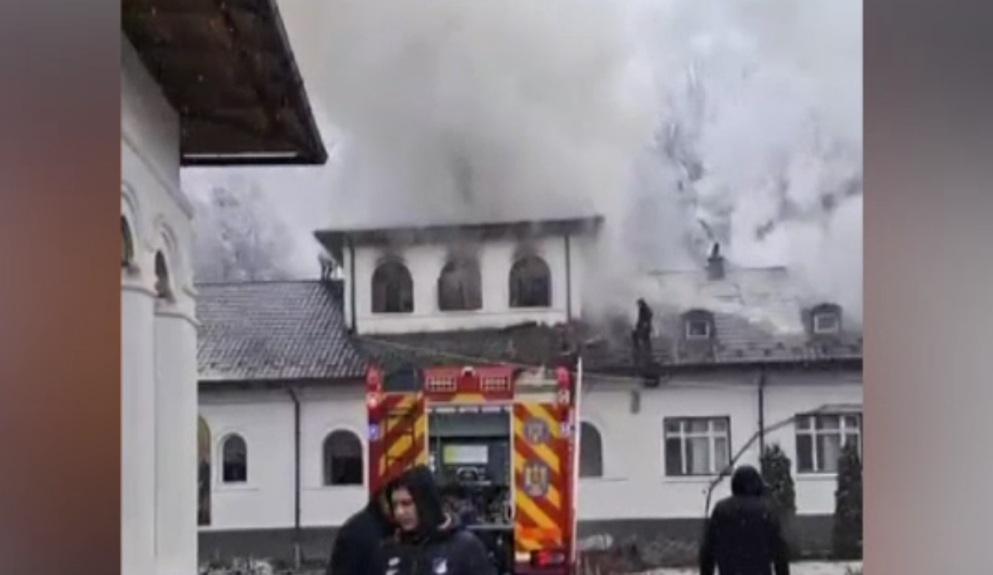 Acoperișul unei mănăstiri din Gorj, mistuit de flăcări. Cauza care a provocat incendiul