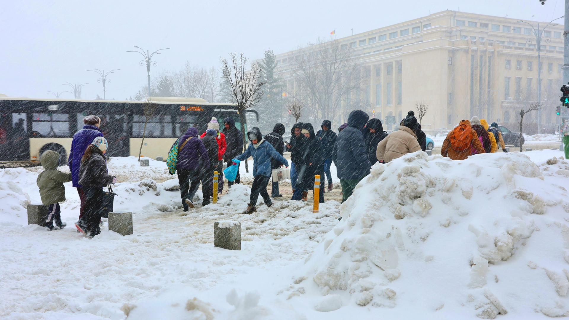 Efectele Codului galben de viscol și ninsori. Bilanțul distrugerilor provocate de vremea extremă în 12 județe și București