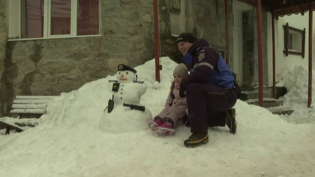 Turiștii din Straja s-au luat la întrecere pentru cei mai inediți oameni de zăpadă. „Tatuat și pe placă”