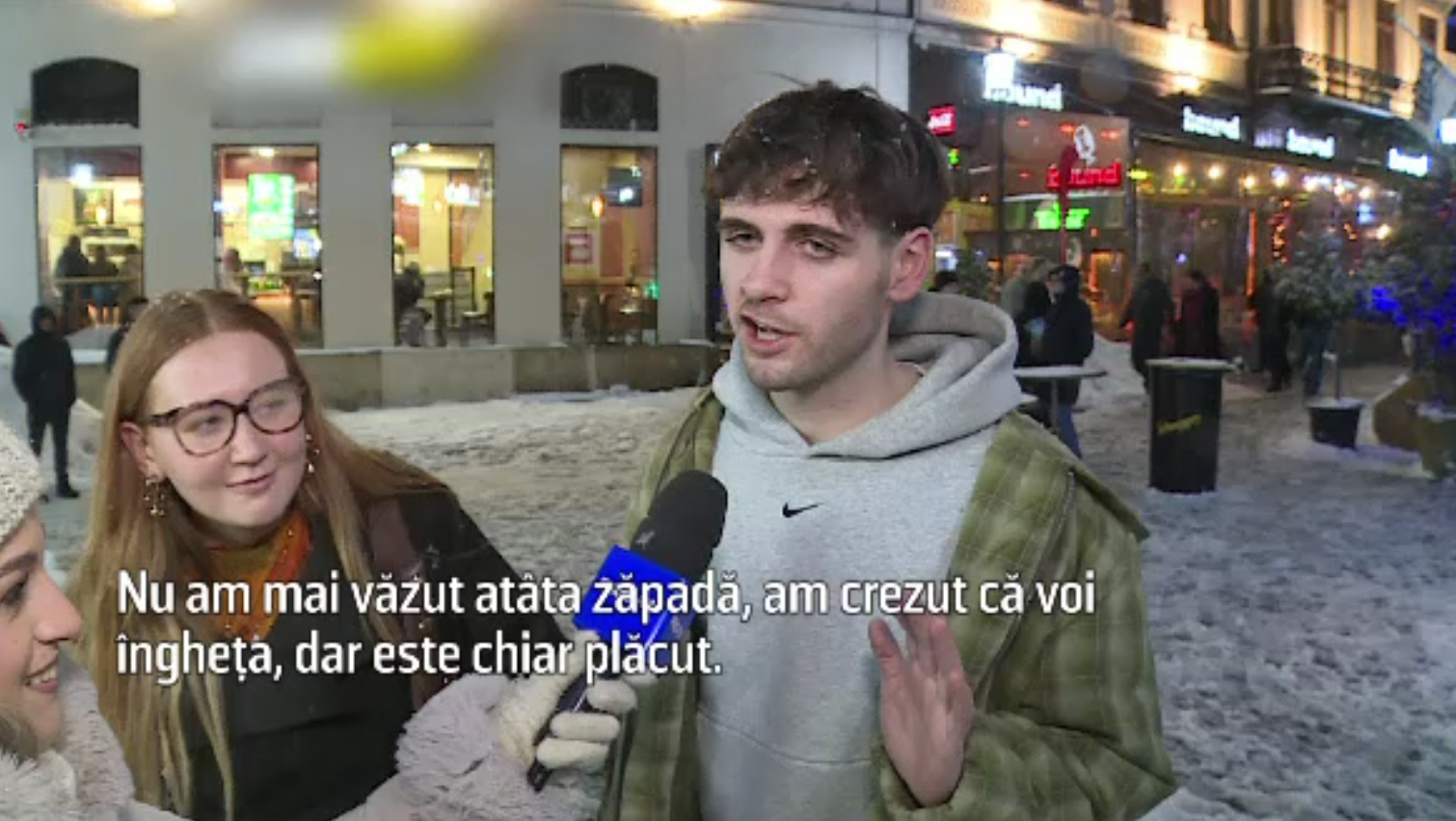 Cum au reacționat doi turiști străini la zăpada așternută &icirc;n București:  &bdquo;Am crezut că voi &icirc;ngheța&rdquo;