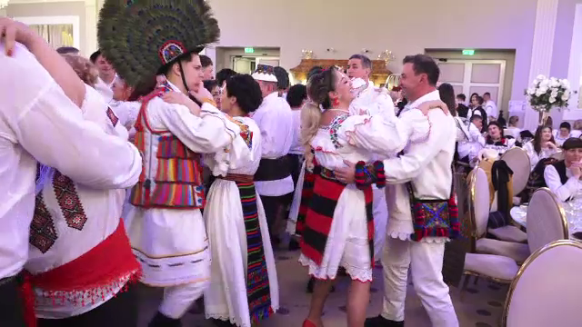 Maramureșenii au sărbătorit Dragobetele în stil autentic. Festivalul „Iubește moroșenește”: „Piele de găină”