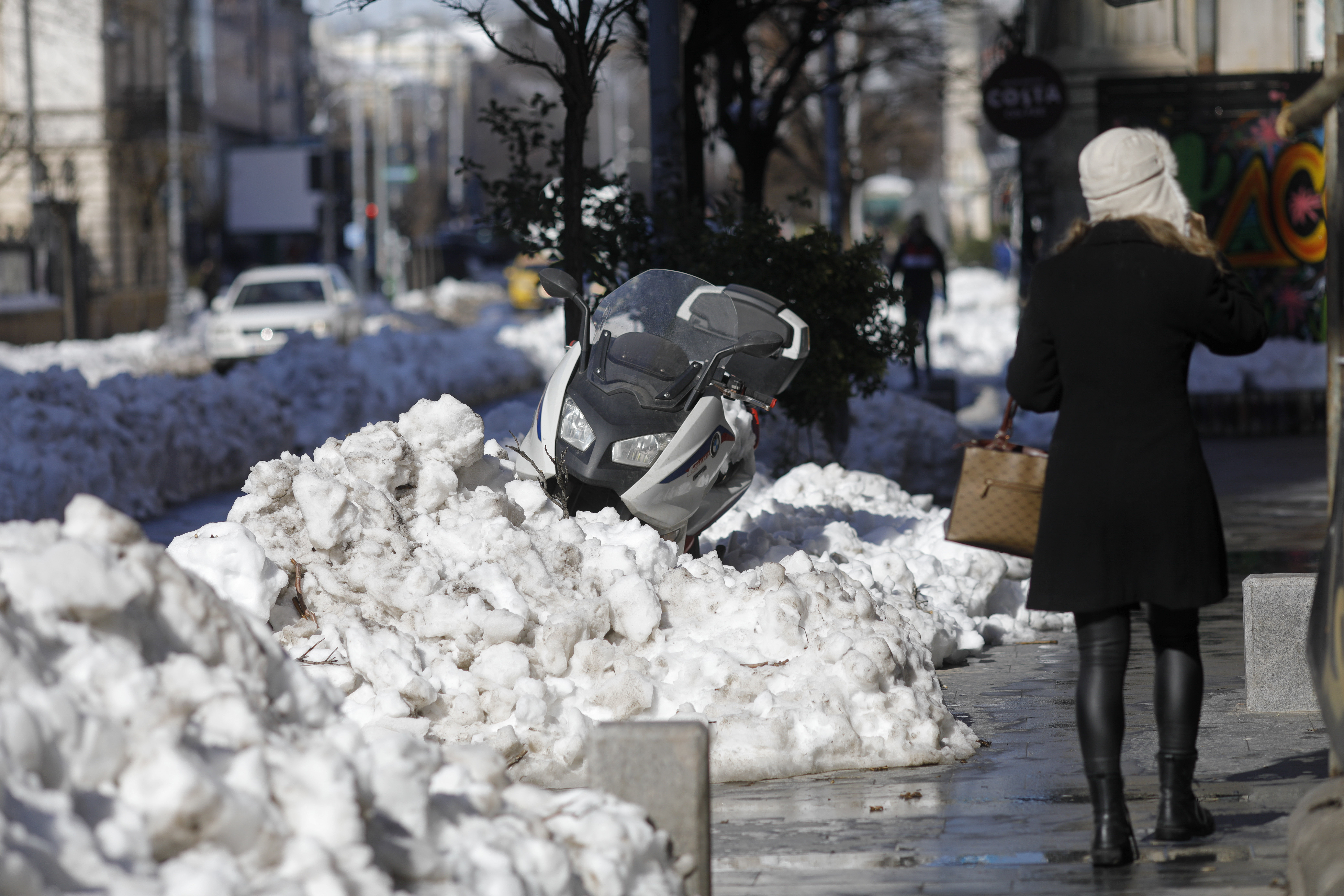 Probleme &icirc;ntre blocuri și pe străzile secundare din Capitală, după ninsori. Situația s-ar putea complica &icirc;ncep&acirc;nd de luni
