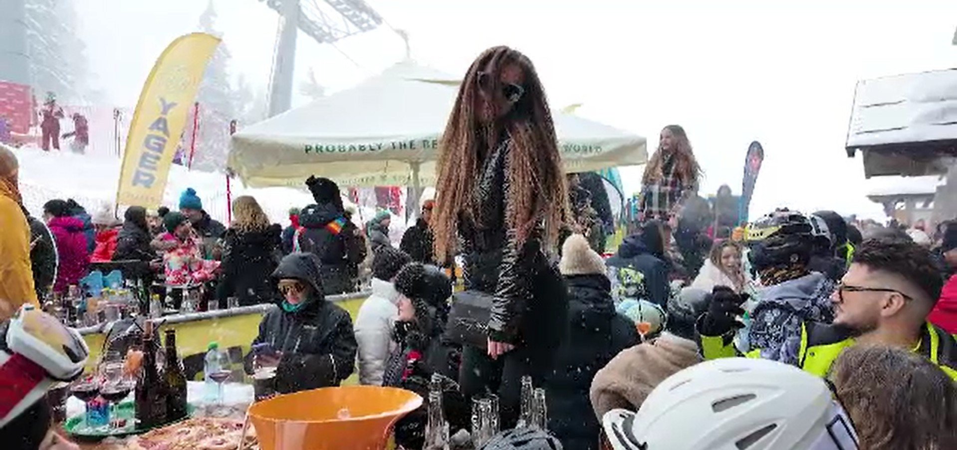 Turiști atrași de ninsorile abundente au luat cu asalt muntele. DN1, aglomerat pe ambele sensuri de mers