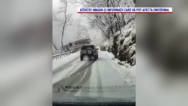 Momentul în care un camion plin cu lemne se răstoarnă în râpă, în județul Sibiu. Șoferul a supraviețuit. VIDEO