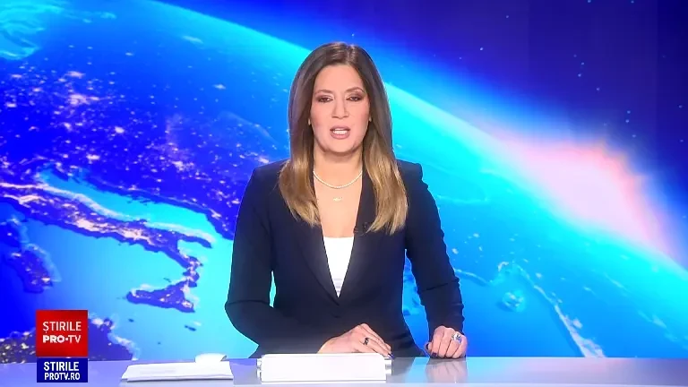 Momentul în care un camion plin cu lemne se răstoarnă în râpă, în județul Sibiu. Șoferul a supraviețuit. VIDEO