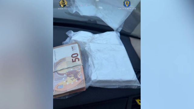 Flagrant cu aproape un kilogram de cocaină în Mehedinți. Trei bărbați arestați după tranzacția cu un ofițer sub acoperire