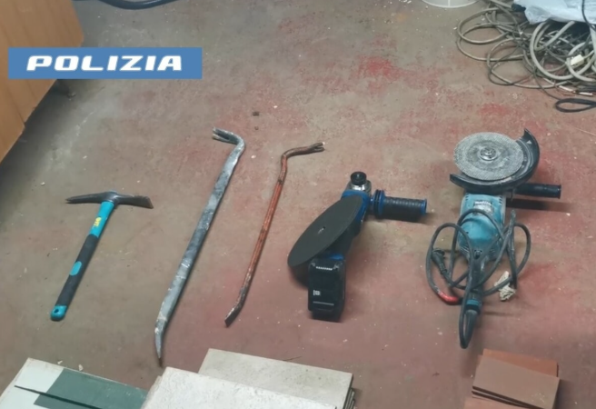 Un bărbat a fost arestat după ce a furat tablouri de 300.000 de euro dintr-o vilă din Italia. Gestul care l-a dat de gol