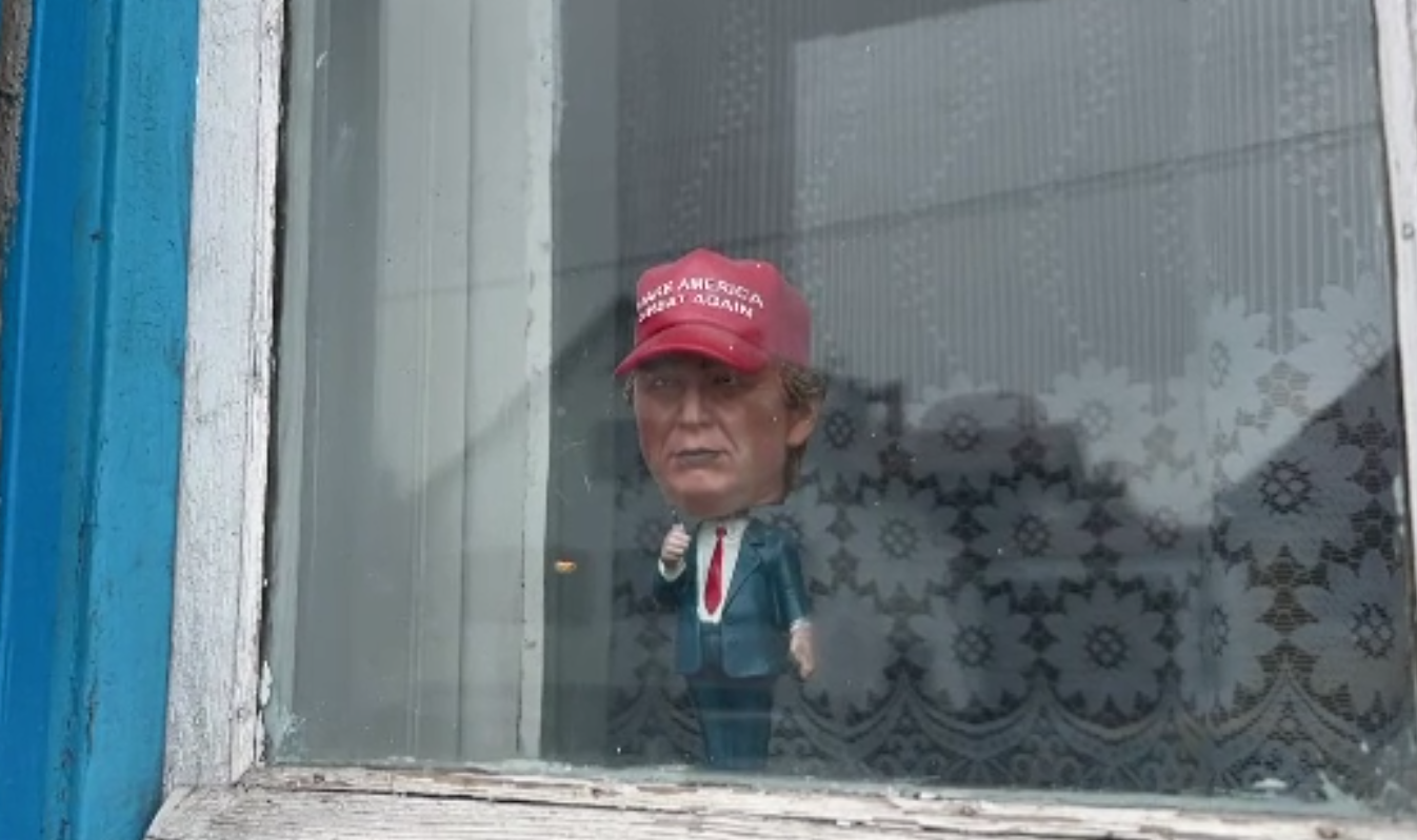 Bărbatul din Sibiu care a pus portrete fasciste la fereastră a fost condamnat. Zice că regretă faptele