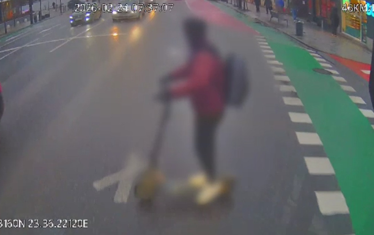 Adolescent pe trotinetă electrică, rănit după ce a intrat &icirc;ntr-un autobuz școlar, &icirc;n Cluj-Napoca. Ce a ignorat