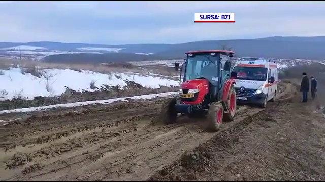 O ambulanță a rămas blocată &icirc;n noroi, &icirc;n județul Iași. Un pacient &icirc;n stare critică a murit &icirc;nainte de sosirea medicilor