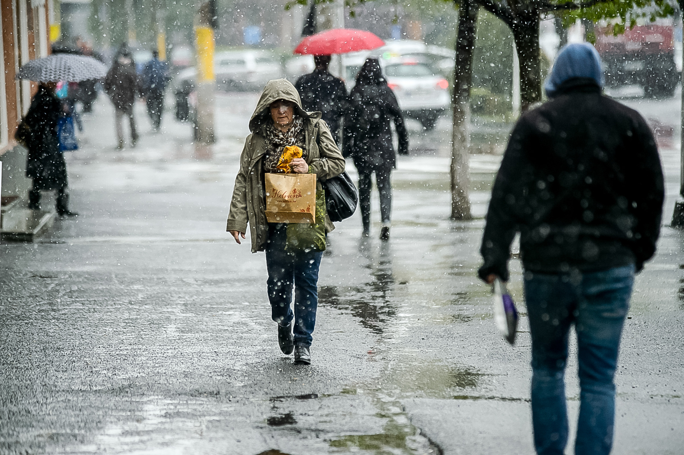 Meteorologii au extins avertizarea de lapoviță și ninsori. Cod galben și portocaliu la munte. HARTĂ