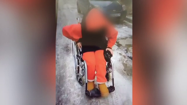 O t&acirc;nără cerșea &icirc;ntr-un scaun cu rotile &icirc;n Bacău, dar c&acirc;nd au venit polițiștii &bdquo;s-a produs o minune&rdquo;. VIDEO