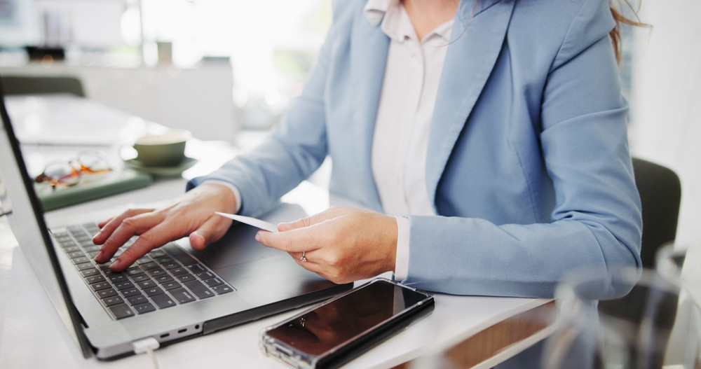 Dou angajate ale unei bănci din Olt au fost reținute după ce au &icirc;nşelat v&acirc;rstnici timp de patru ani. C&acirc;ți bani au furat