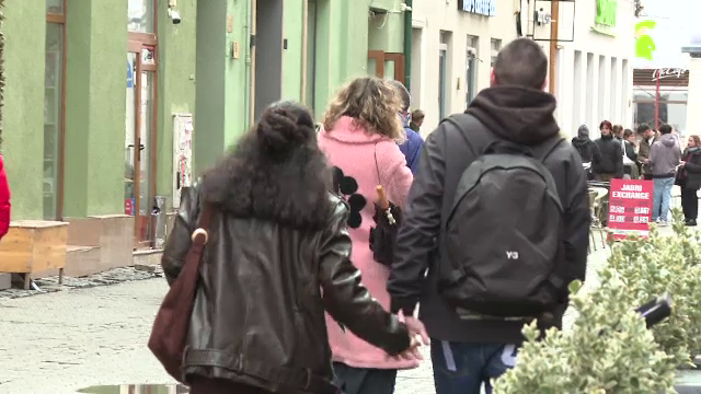 Cum au sărbătorit rom&acirc;nii Dragobetele &icirc;n orașele din țară. &bdquo;Am ales 29 de lalele&rdquo;