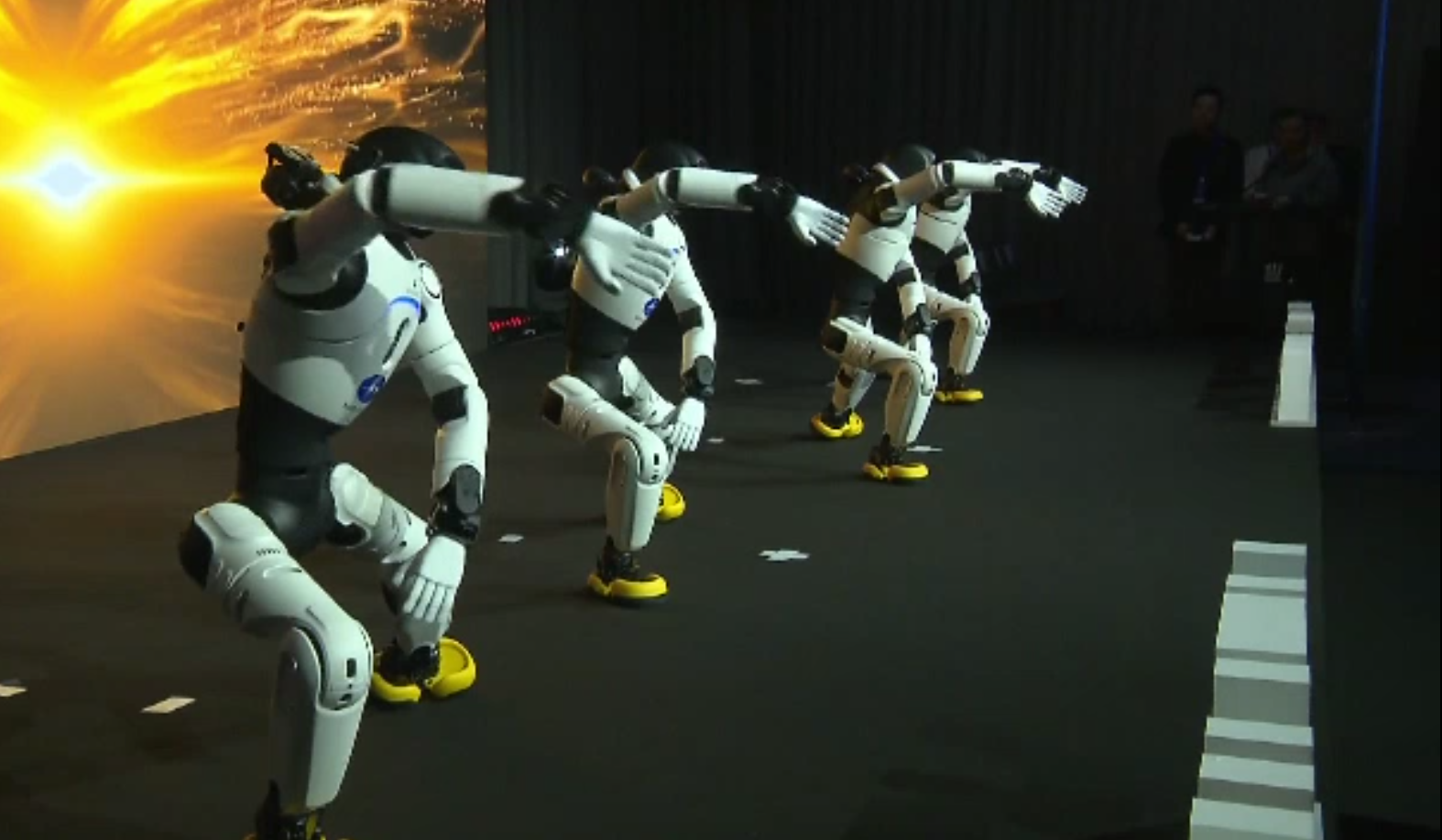 Cât costă robotul chinezesc umanoid care va ajunge în curând pe piețele europene. E capabil chiar de interacțiuni sociale