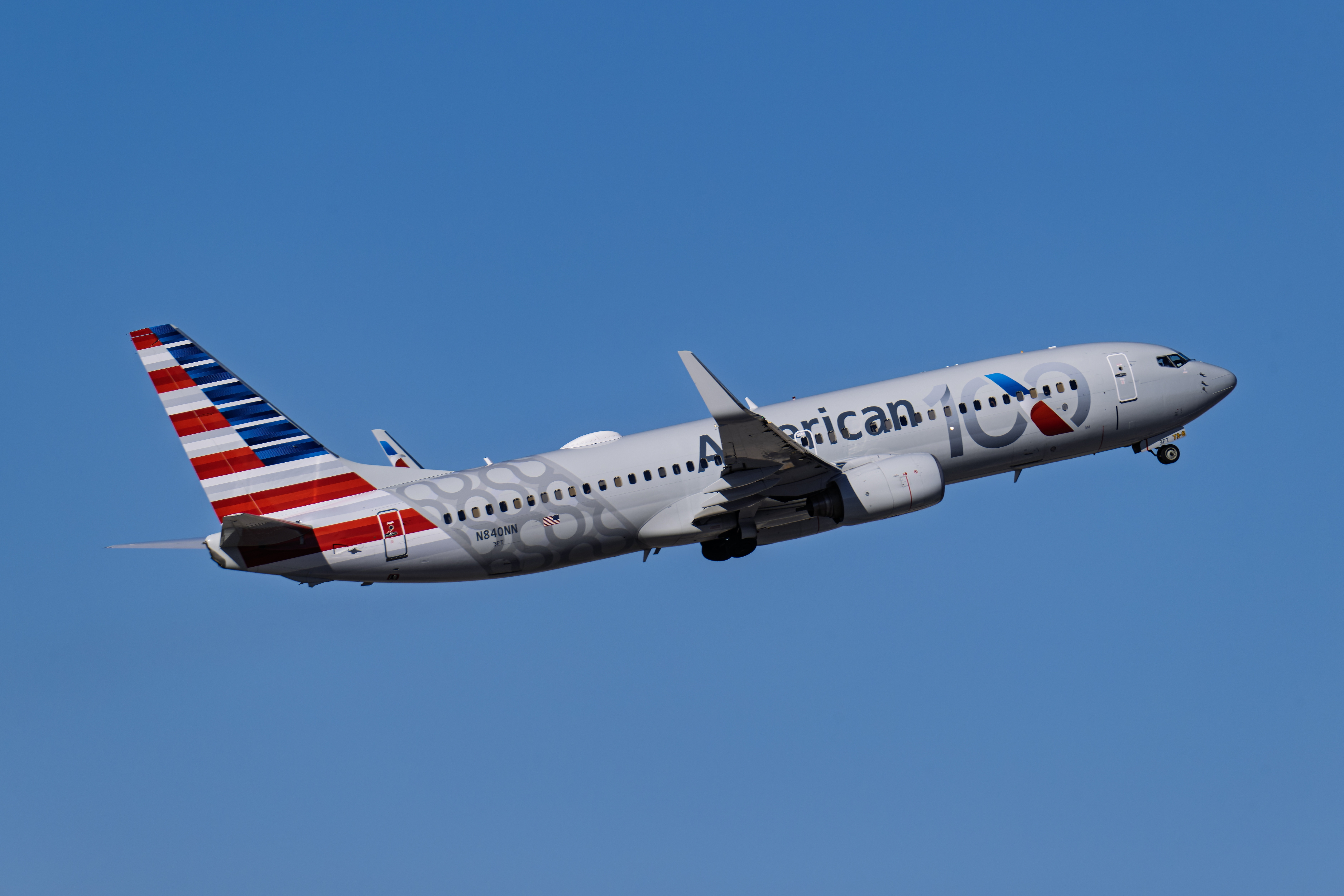 O posibilă urmă de glonţ a fost descoperită pe fuzelajul unui avion al American Airlines care a venit din Columbia
