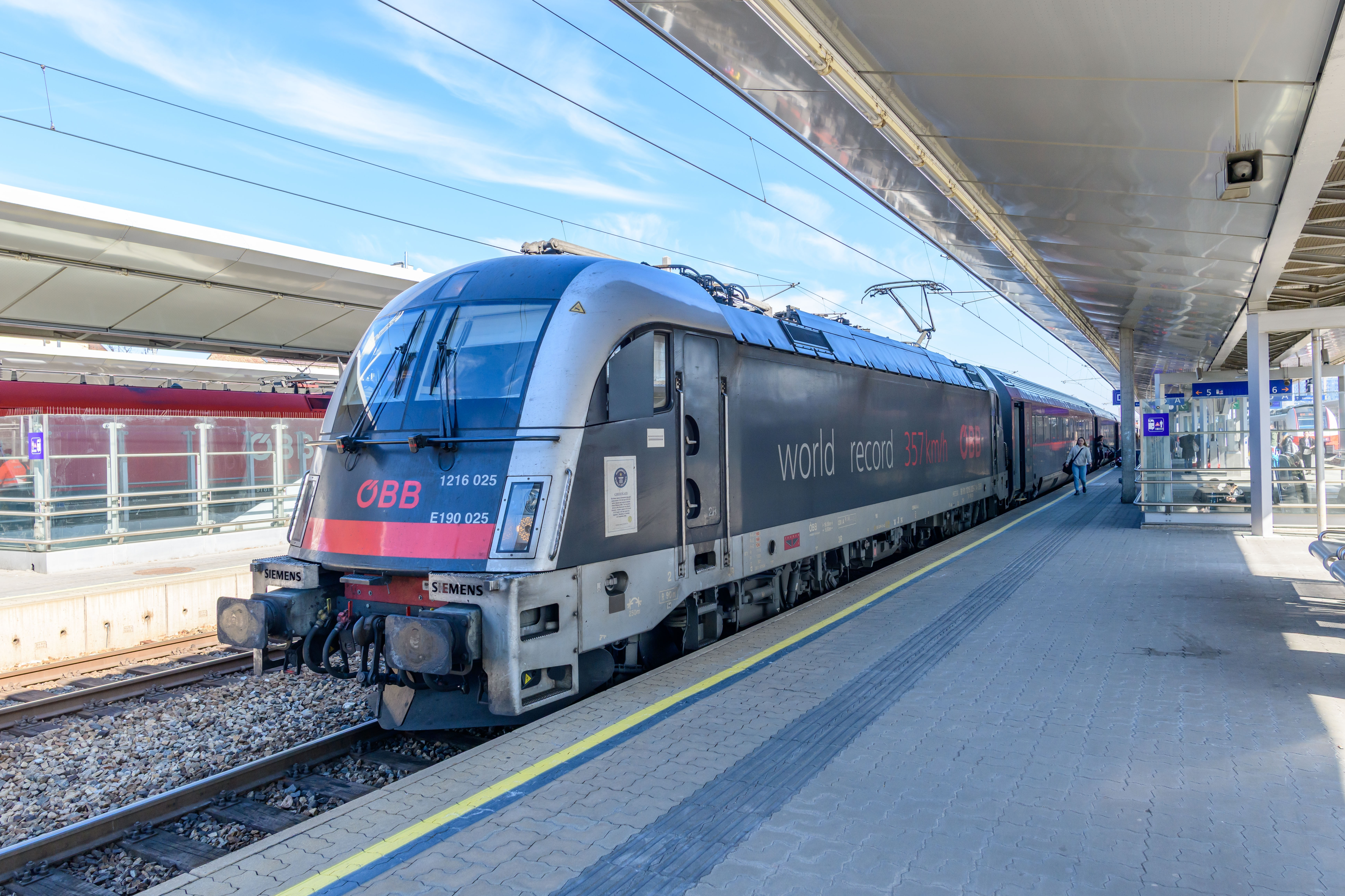 O pasageră care călătorea fără bilet a lovit un conductor &icirc;ntr-un tren spre Berlin. Circulația a fost oprită