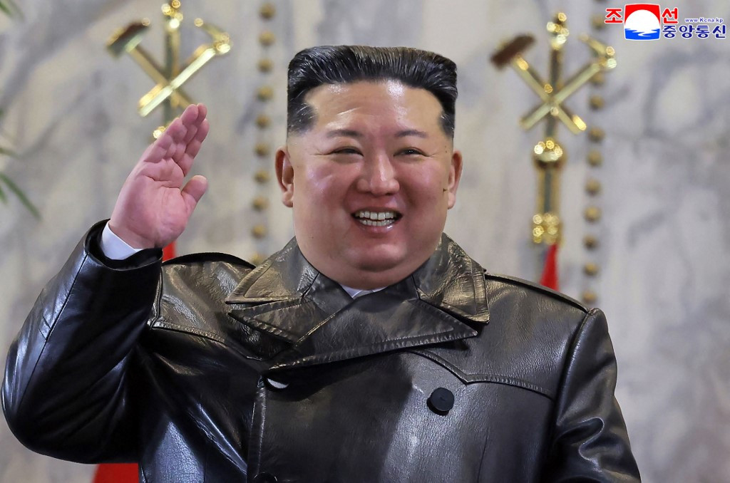 Mobilizare impresionantă &icirc;n Phenian. Kim Jong Un a scos armata &icirc;n stradă, după ultimul său triumf | GALERIE FOTO