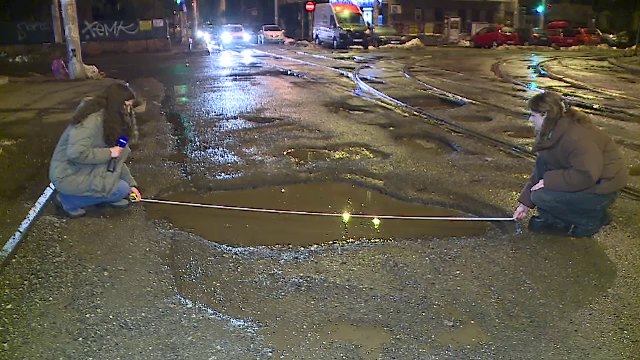 Gropile din Capitală fac ravagii. Șoferii abia mai circulă noaptea: „N-ai cum să le eviți. Sunt peste tot”